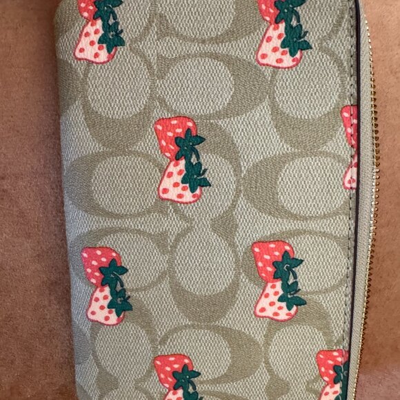 Coach Wristlet Wallet Strawberries - Picture 6 of 6